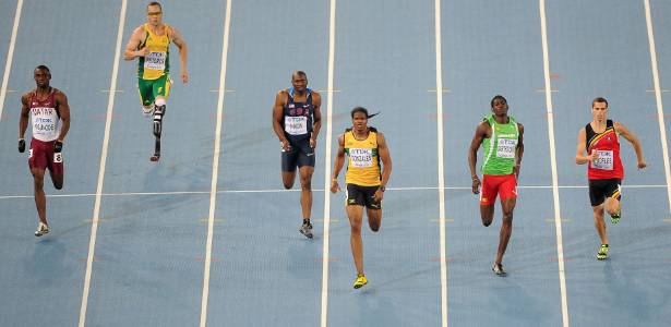 Oscar Pistorius (segundo à esquerda) fica para trás na semifinal dos 400 m do Mundial - Antonin Thuillier/AFP