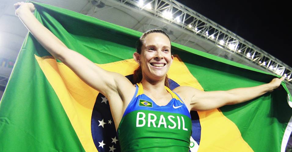 Fabiana Murer comemora com a bandeira brasileira depois de conquistar o ouro no salto com vara pelo Mundial de atletismo em Daegu (30/08/2011)