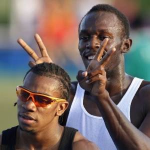 Usain Bolt faz chifrinhos em seu amigo e rival Yohan Blake, vencedor em Nova York