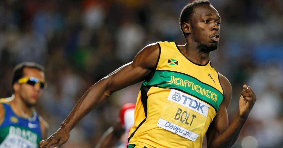 Usain Bolt dispara na liderança na final nos 200 m rasos para vencer a prova pelo Mundial de Daegu (03/09/2011)