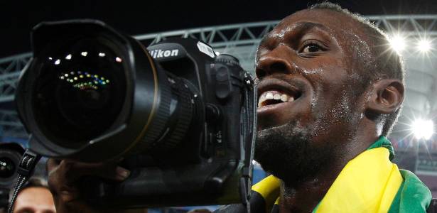 Usain Bolt pega câmera e vira fotógrafo depois de vencer os 200 m rasos no Mundial - Phil Noble/Reuters