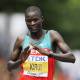 Queniano sobra na maratona do Mundial e até dança para festejar a vitória