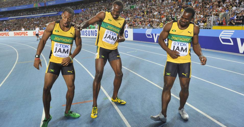 Usain Bolt (centro) faz dança com Yohan Blake e Nesta Carter para comemorar a conquista do Mundial com recorde no revezamento 4x100 m (04/09/2011)