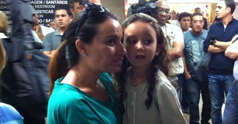 Familiares esperam Maurren no aeroporto de Guarulhos, na volta da saltadora depois de fracassar no Mundial de Daegu