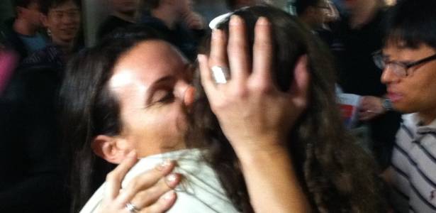 Maurren abraça a filha Sophia no aeroporto de Guarulhos, após  Mundial de Daegu - Thales Calipo/UOL Esporte
