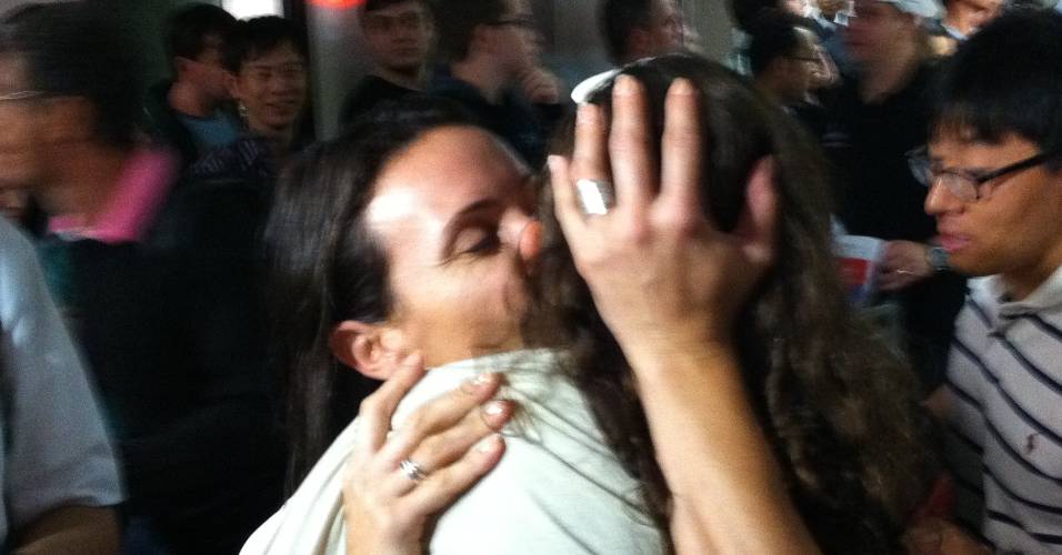 Maurren e abraçada pela filha Sophia no desembarque em Guarulhos, na volta da saltadora depois de fracassar no Mundial de Daegu