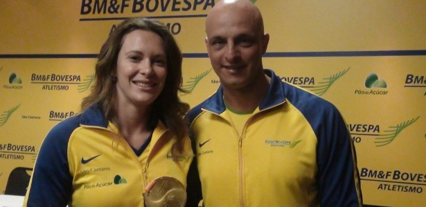 Fabiana Murer exibe medalha conquistada em Daegu ao lado do técnico/marido Elson Miranda