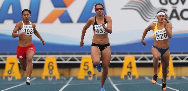 Vanda (c) corre os 100 m rasos com a companheira de revezamento Ana Claudia (d)