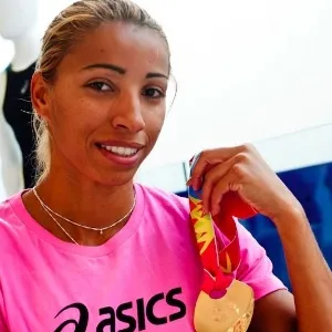 Lucimara Silvestre mostra a medalha de ouro conquistada por ela no Pan-2011 - Charles Naseh / Divulgação