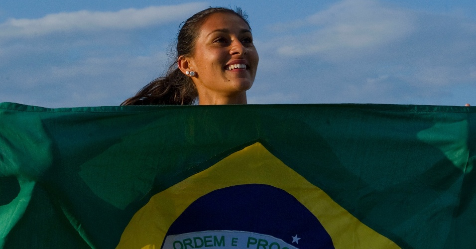 Ana Claudia Lemos comemora a conquista do ouro nos 200 m dos Jogos Pan-Americanos de Guadalajara