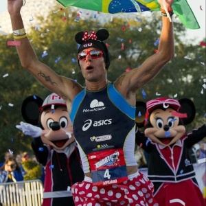 Adriano Bastos cruza linha de chegada da maratona da Disney fantasiado de Minnie - Reprodução/Twitter