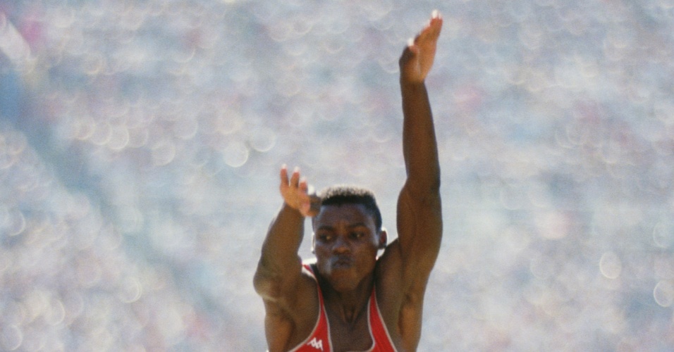 O norte-americano Carl Lewis em ação no salto em distância na Olimpíada de Los Angeles-1984 (6/8/1984)