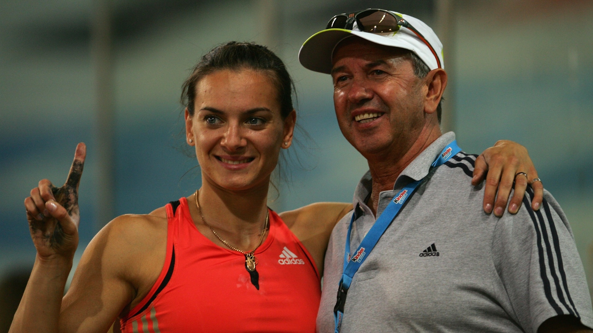 Yelena Isinbayeva e o treinador Vitaly Petrov em competição no Estádio Olímpico de Roma, em 2007 - Michael Steele/Getty Images