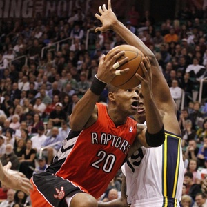 Brasileiro Leandrinho teve atuação discreta na derrota do Toronto Raptors para o Utah Jazz<br><br><b>Resultados desta quarta-feira:</b><br>Atlanta Hawks 94 x 85 Detroit Pistons<BR>New Jersey Nets 83 x 85 Charlotte Bobcats<BR>Orlando Magic 128 x 86 Minnesota Timberwolves<BR>Philadelphia 76ers 101 x 75 Indiana Pacers<BR>Boston Celtics 105 x 102 Milwaukee Bucks<BR>Houston Rockets 99 x 107 New Orleans Hornets<BR>Denver Nuggets 101 x 102 Dallas Mavericks<BR>Utah Jazz 125 x 108 Toronto Raptors
