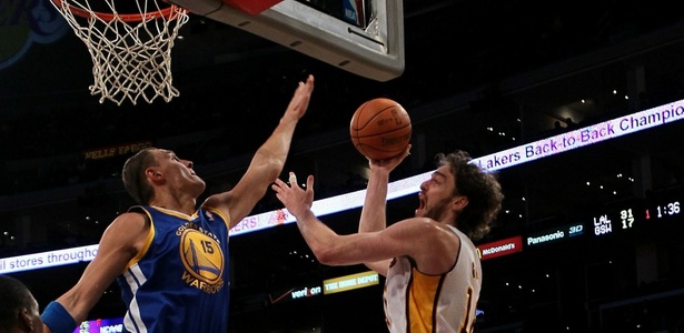 Pau Gasol tenta a cesta na vitória dos Lakers sobre os Warriors; ele anotou 28 pontos - Stephen Dunn/Getty Images/AFP