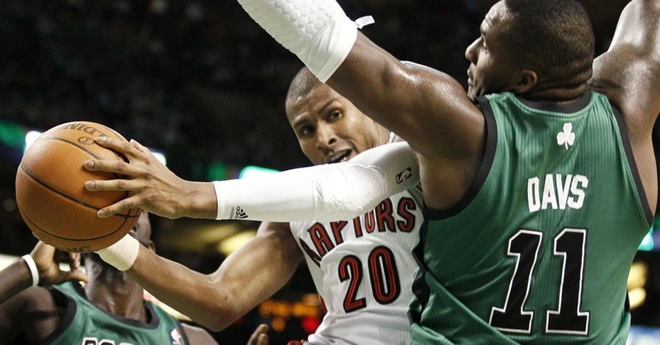 Leandrinho faz 14 pontos, mas não evita derrota dos Raptors para os Celtics
