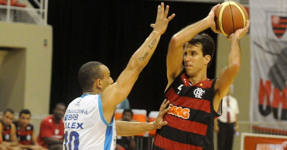 Marcelinho Machado é marcado por Alex na partida entre Flamengo e Brasília