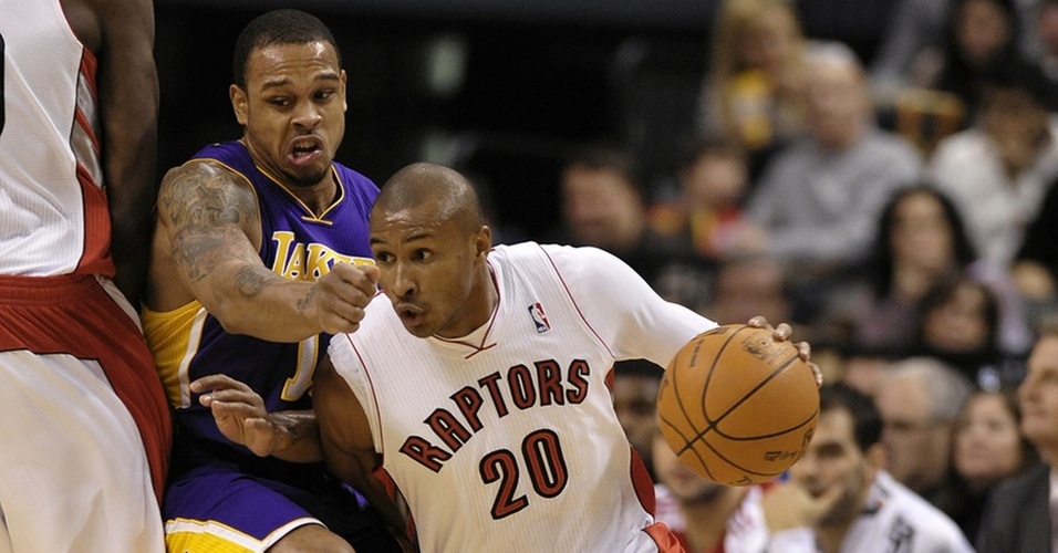 Leandrinho encara a marcação de Shannon Brown no duelo entre Lakers x Raptors