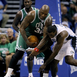 Shaquille O"Neal disputa jogada na derrota do Boston Celtics para o Orlando Magic - Reuters/Kevin Kolczynski