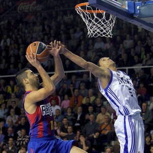 Juan Carlos Navarro, do Barcelona, tenta bandeja sobre Pablo Prigioni, do Real Madrid, durante clássico entre as duas equipes na Liga ACB, da Espanha - EFE/Toni Albir