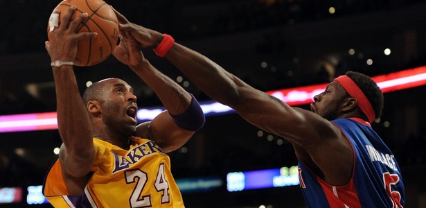 Kobe, dos Lakers, arremessa no jogo em que se tornou o 10º maior cestinha da NBA - AFP