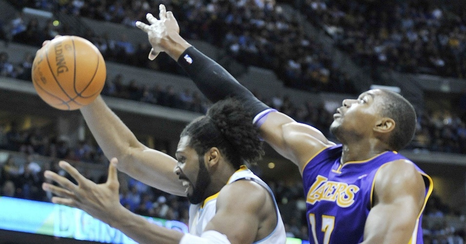 Nenê sobe para garantir rebote durante jogo entre Nuggets e Lakers