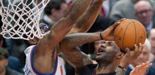 LeBron James tenta a cesta na derrota do Miami Heat para os Knicks, fora de casa - EFE/JUSTIN LANE