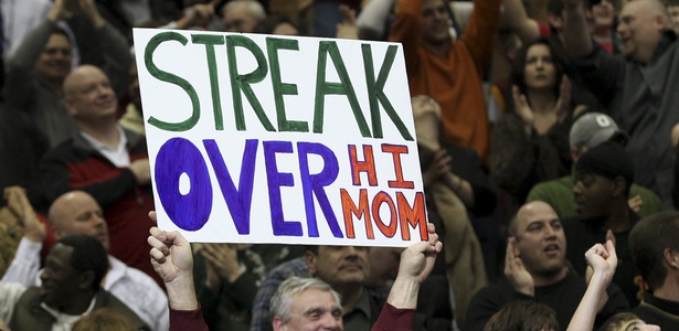 Torcedor comemora fim da série de derrotas do Cleveland Cavaliers com um cartaz - REUTERS/Aaron Josefczyk 