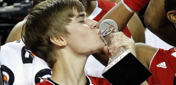 Justin Bieber beija o troféu de MVP do Jogo das Celebridades no All-Star Weekend - Danny Moloshok/Reuters
