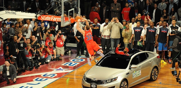 Blake Griffin, dos Clippers, salta um carro e ganha o Concurso de Enterradas da NBA - Robyn Beck/AFP