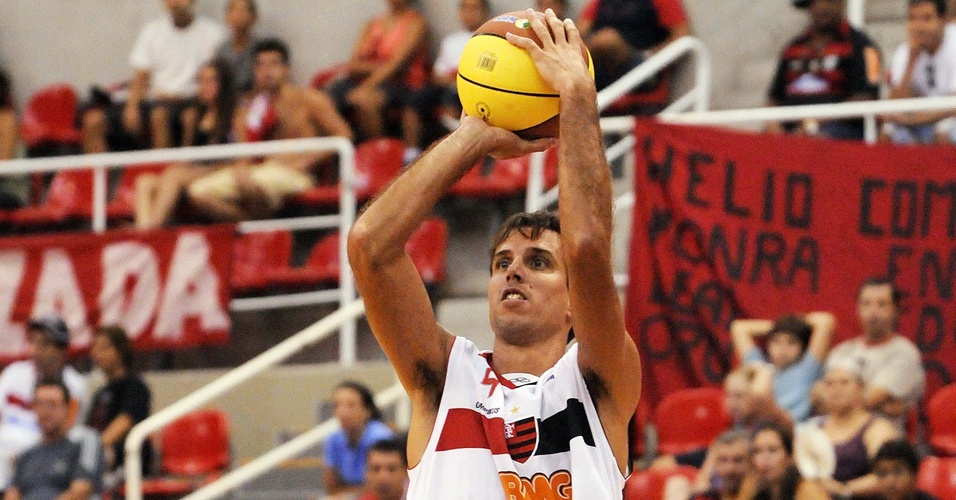 Marcelinho Machado faz o arremesso pelo Flamengo