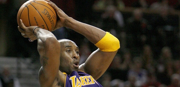 Kobe Bryant começou a brilhar no segundo tempo e liderou a vitória apertada do time - Reuters