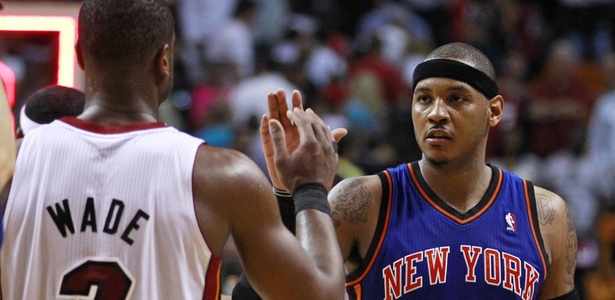 Carmelo Anthony cumprimenta Dwyane Wade após vitória dos Knicks sobre o Heat - Hans Deryk/Reuters