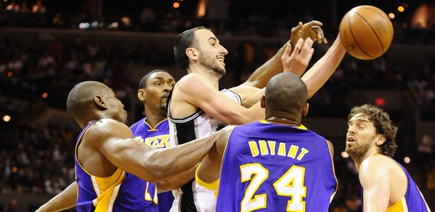 Destaque do jogo, defesa do Lakers cerca Manu Ginobili na vitória por 99 a 83 - Larry W./EFE