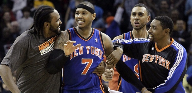 Jogadores dos Knicks comemoram com Carmelo a vitória sobre os Grizzlies - AFP