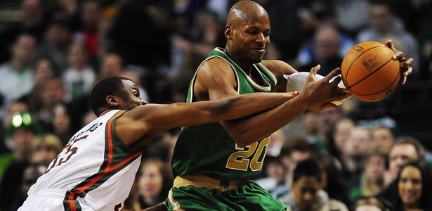 Ray Allen domina a posse de bola para os Celtics contra Keyon Dooling, dos Bucks - Matt Campbell/EFE