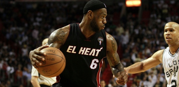 Em "noite latina", equipes jogaram com uniformes traduzidos: El Heat x Los Spurs - Marc Serota/Getty Images/AFP