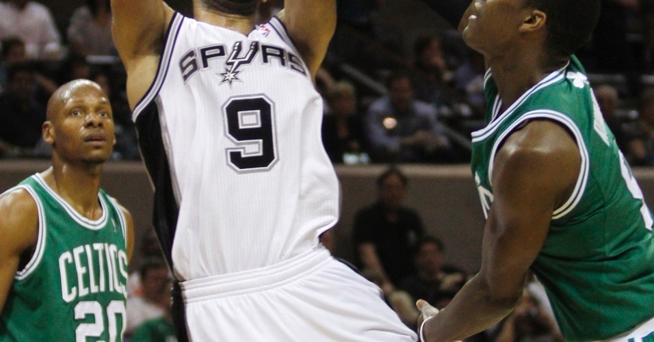 Tony Parker briga pela bola com Rajon Rondo no duelo entre Celtics e Spurs