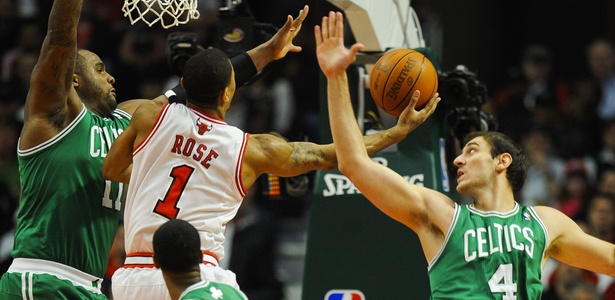 Em excelente fase, Derrick Rose passa pela marcação de três jogadores dos Celtics - Tannen Maury/EFE