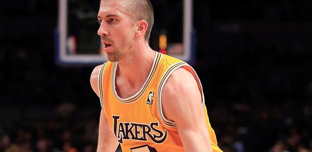 Steve Blake joga com os Lakers, que estão perdendo série para o Thunder por 2 a 0 - Chris Trotman/Getty Images/AFP