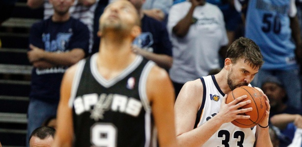 Marc Gasol, do Memphis Grizzlies, beija a bola em jogo contra o San Antonio Spurs - Mark Weber/Reuters