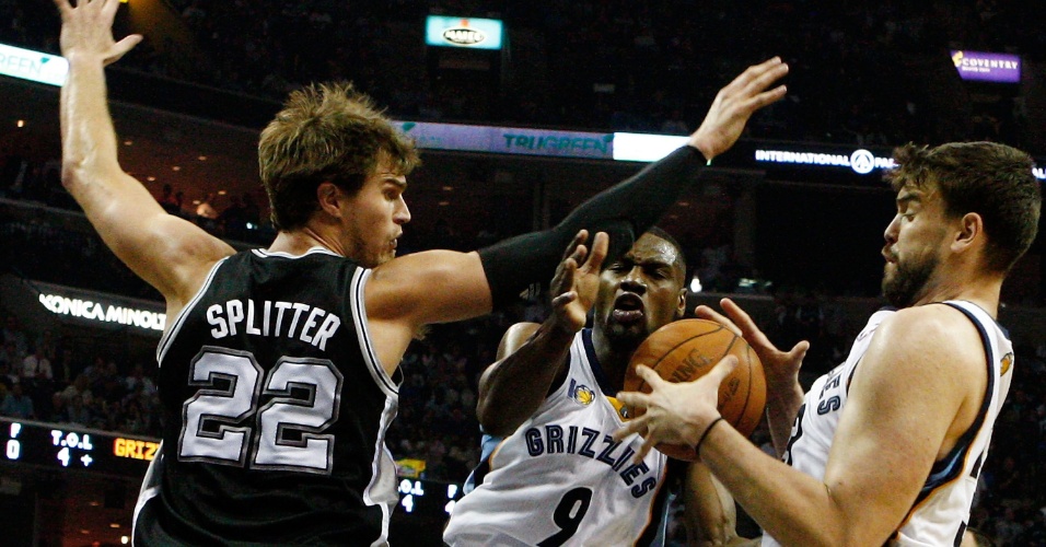 Tiago Splitter tenta defender San Antonio Spurs de ataque do Memphis Grizzlies