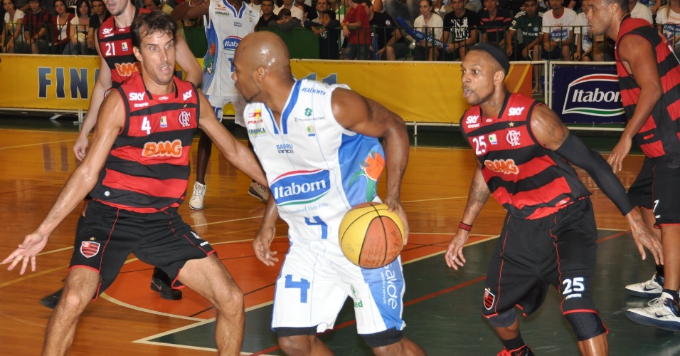 Larry encara marcação de Marcelinho Machado no duelo Bauru x Flamengo (29/04/11)