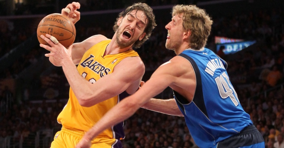 Pau Gasol é marcado por Dirk Nowitzki no duelo entre Lakers e Mavericks (04/05/11)
