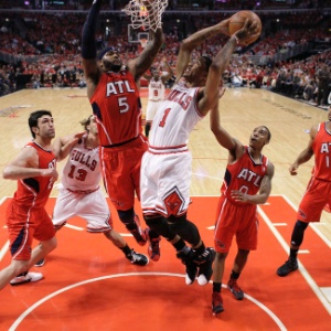 Derrick Rose enfrenta defesa do Atlanta Hawks nos playoffs da NBA - John Gress/ Reuters