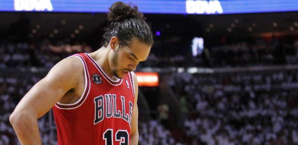 Joakim Noah lamenta má exibição do Chicago Bulls em jogo contra o Miami Heat - Joe Skipper/Reuters