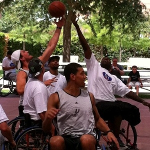 Splitter participa de jogo de basquete em cadeira de rodas nos EUA (26/05/11)