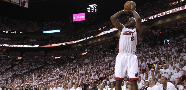 LeBron James arremessa para três na final do Heat contra os Mavericks, na NBA - Ronald Martinez/Getty Images/AFP