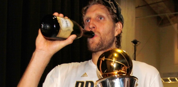 Dirk Nowitzki comemora bebendo champanhe após a conquista do título da NBA - Hans Deryk/Reuters