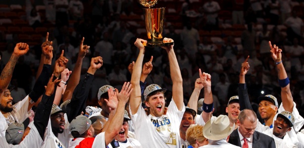 Dirk Nowitzki ergue o troféu de campeão da NBA para o Dallas Mavericks em Miami - REUTERS/Mike Segar